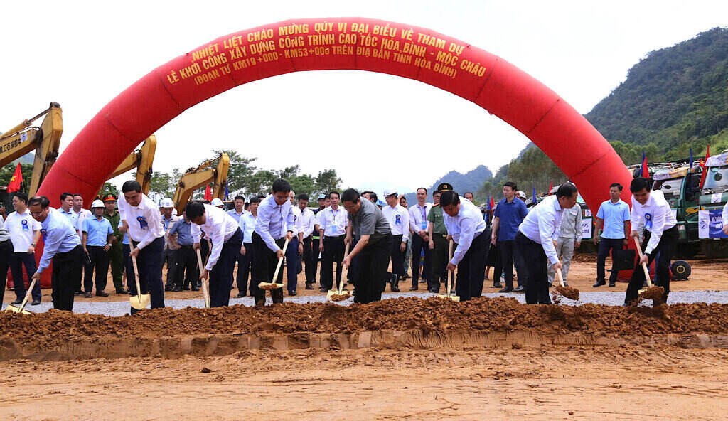 Thủ tướng Chính phủ Phạm Minh Chính cùng lãnh đạo các bộ, ngành Trung ương và lãnh đạo tỉnh động thổ khởi công dự án. Ảnh: Viết Đào